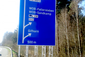 Wegweiser an fünf Gittermasten 108/1500 mm