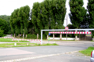 Schranke und Durchfahrtshöhenbegrenzung eines Veranstaltungsgeländes