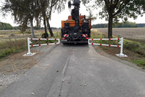 Montage Wegweiser blau Autobahn
